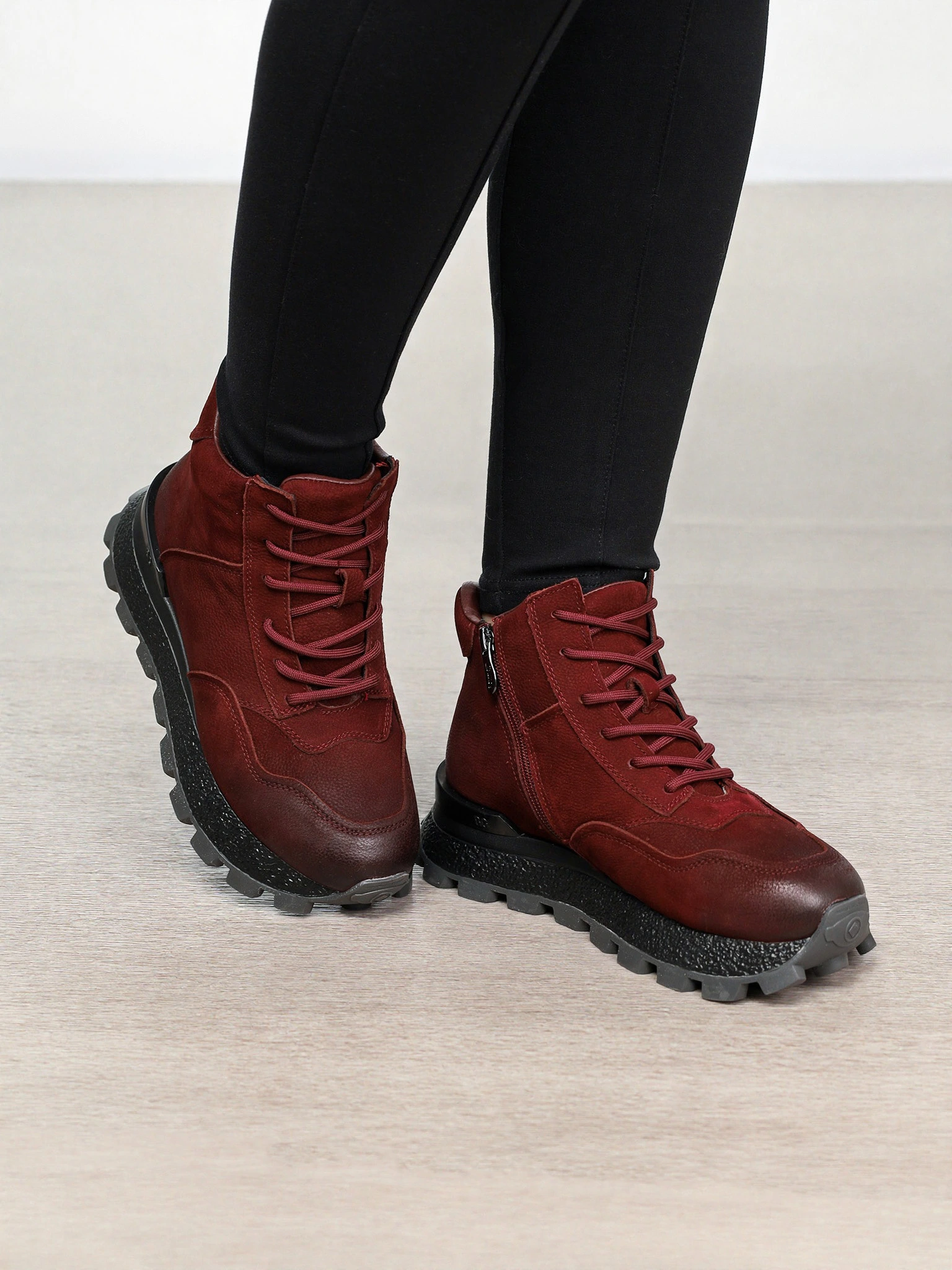 Кроссовки бордового цвета на рельефной подошве